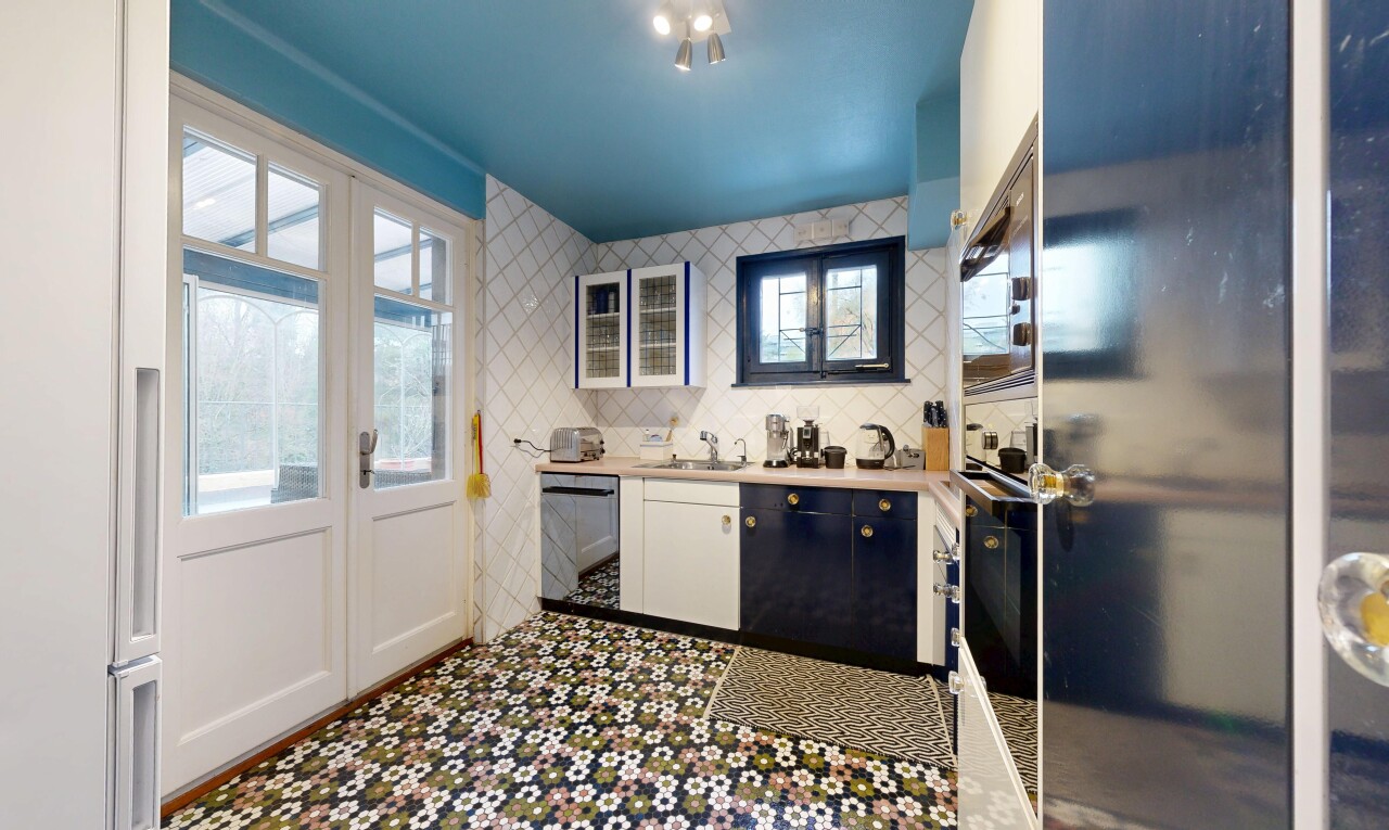 cuisine avec natural light, lumière naturelle, light countertops, plans de travail, et tile wall