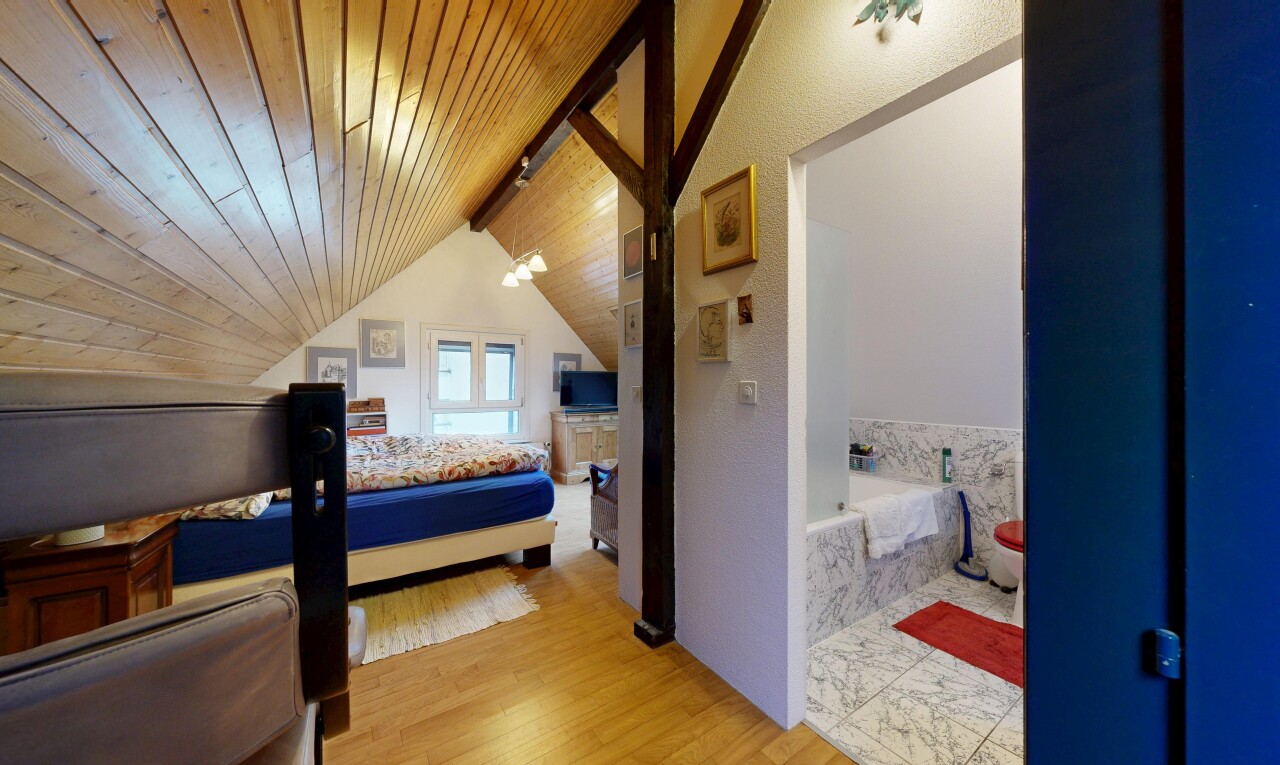 chambre avec wood finish floor, sol en finition bois, vaulted ceiling, plafond voûté, et wood ceiling