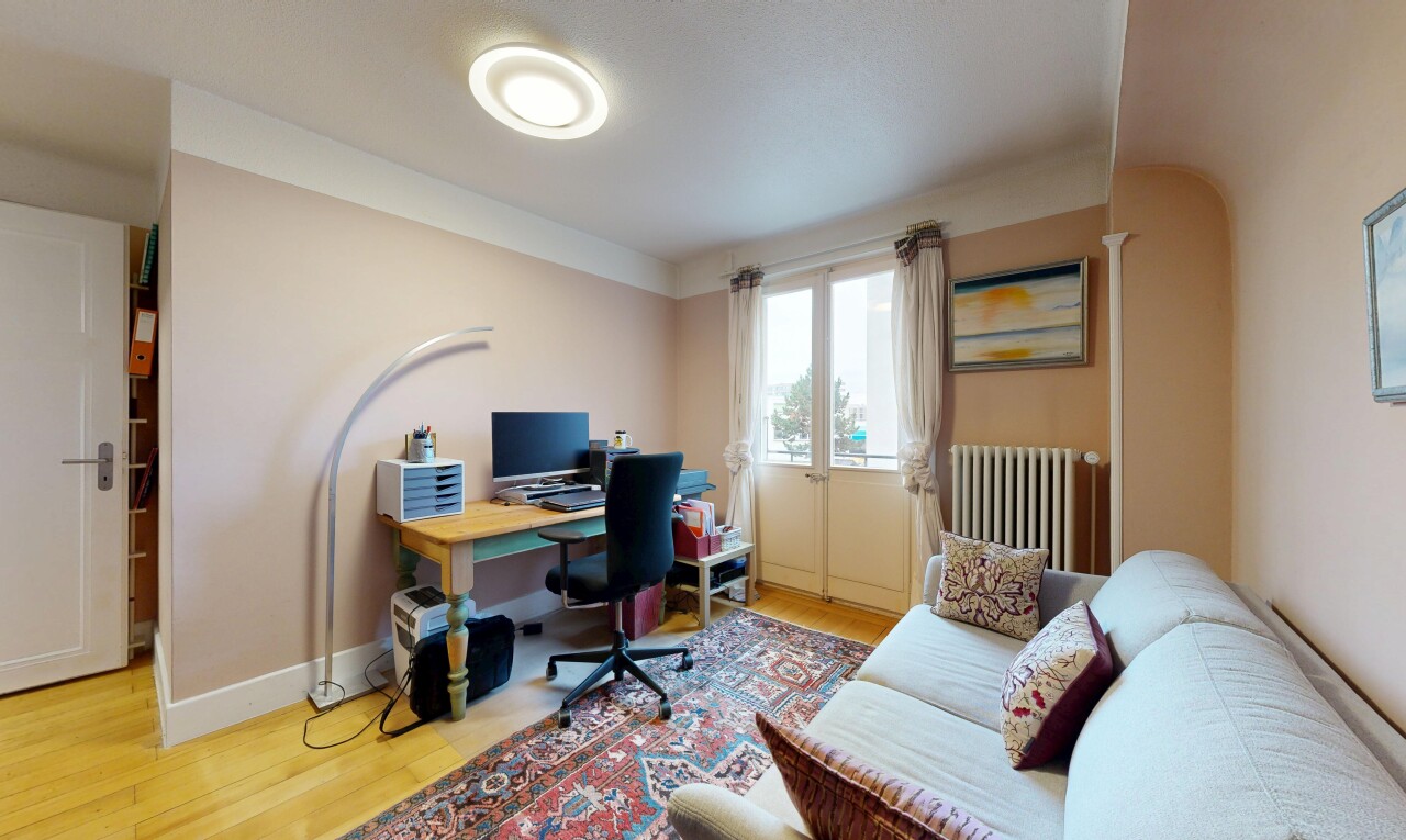 bureau avec drywall, cloison sèche, espace bureau, radiateur, et wood finish floor
