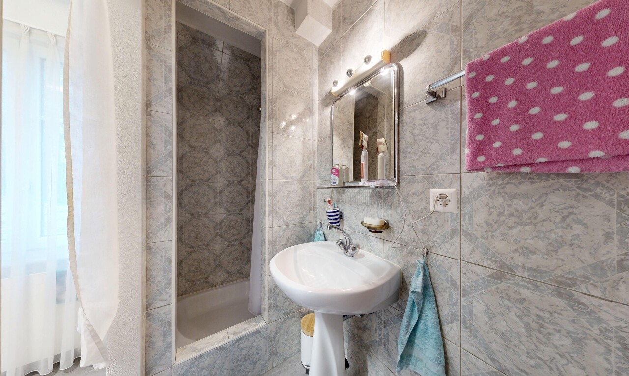 salle de bains avec douche, salle de bain complète, miroir, tile wall, et mur en carrelage