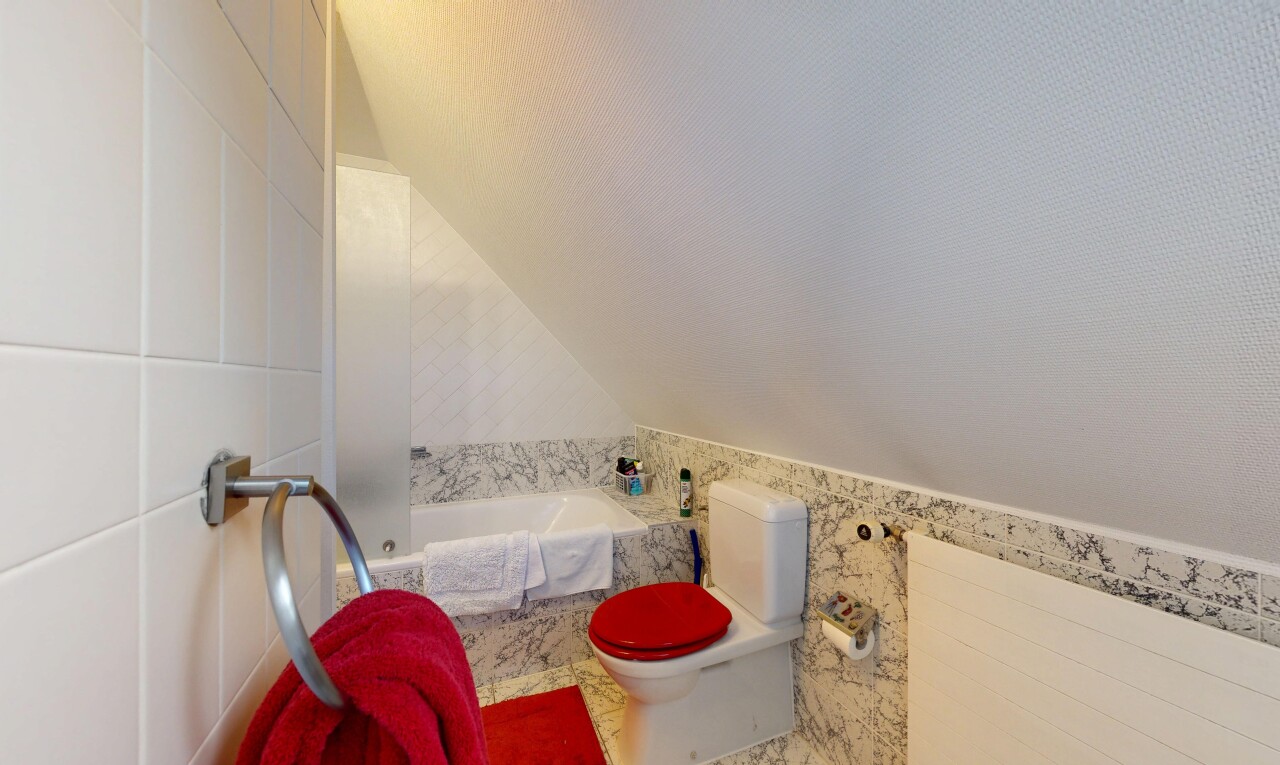 salle de bains avec salle de bain complète, tile wall, mur en carrelage, bain, et inside property