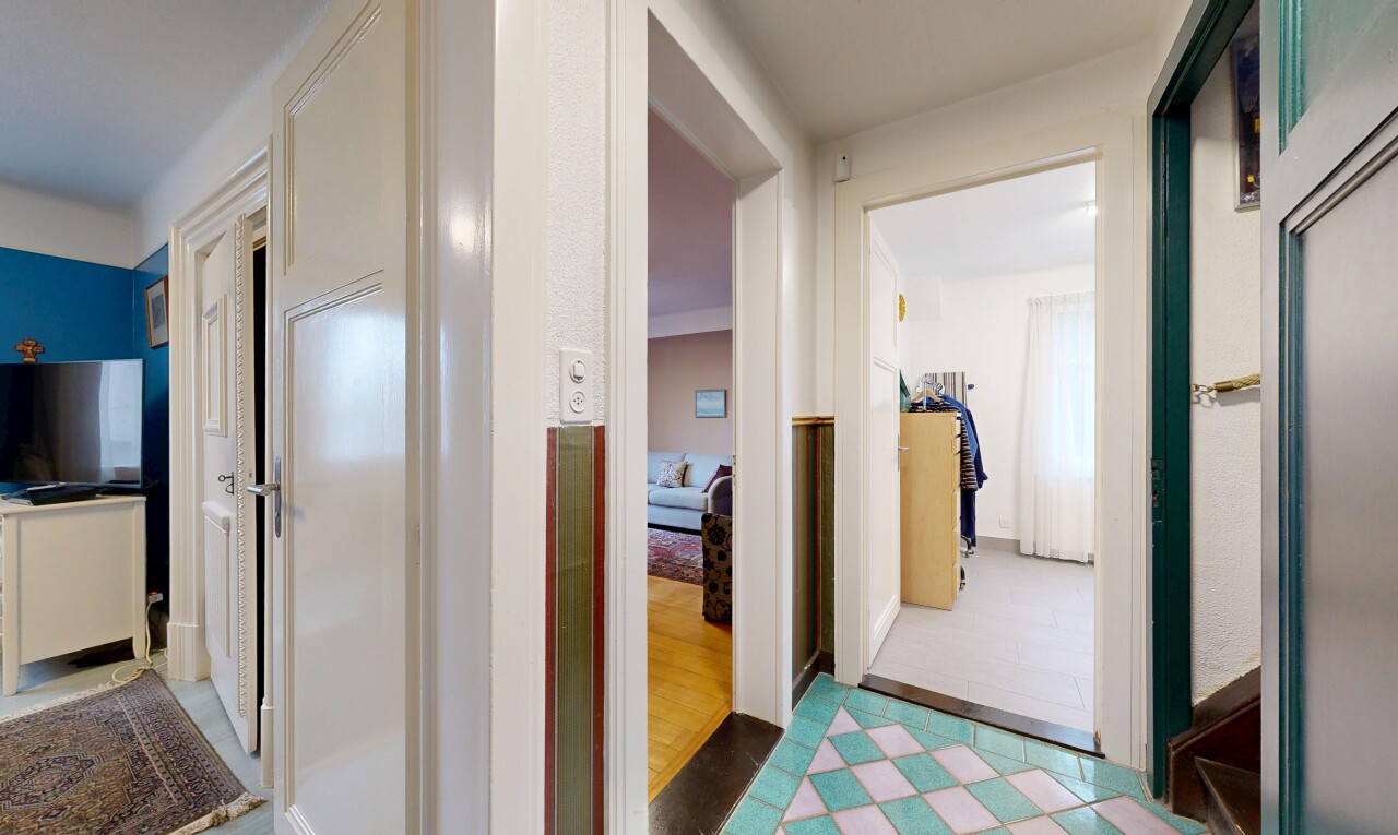 couloir avec inside property et télévision