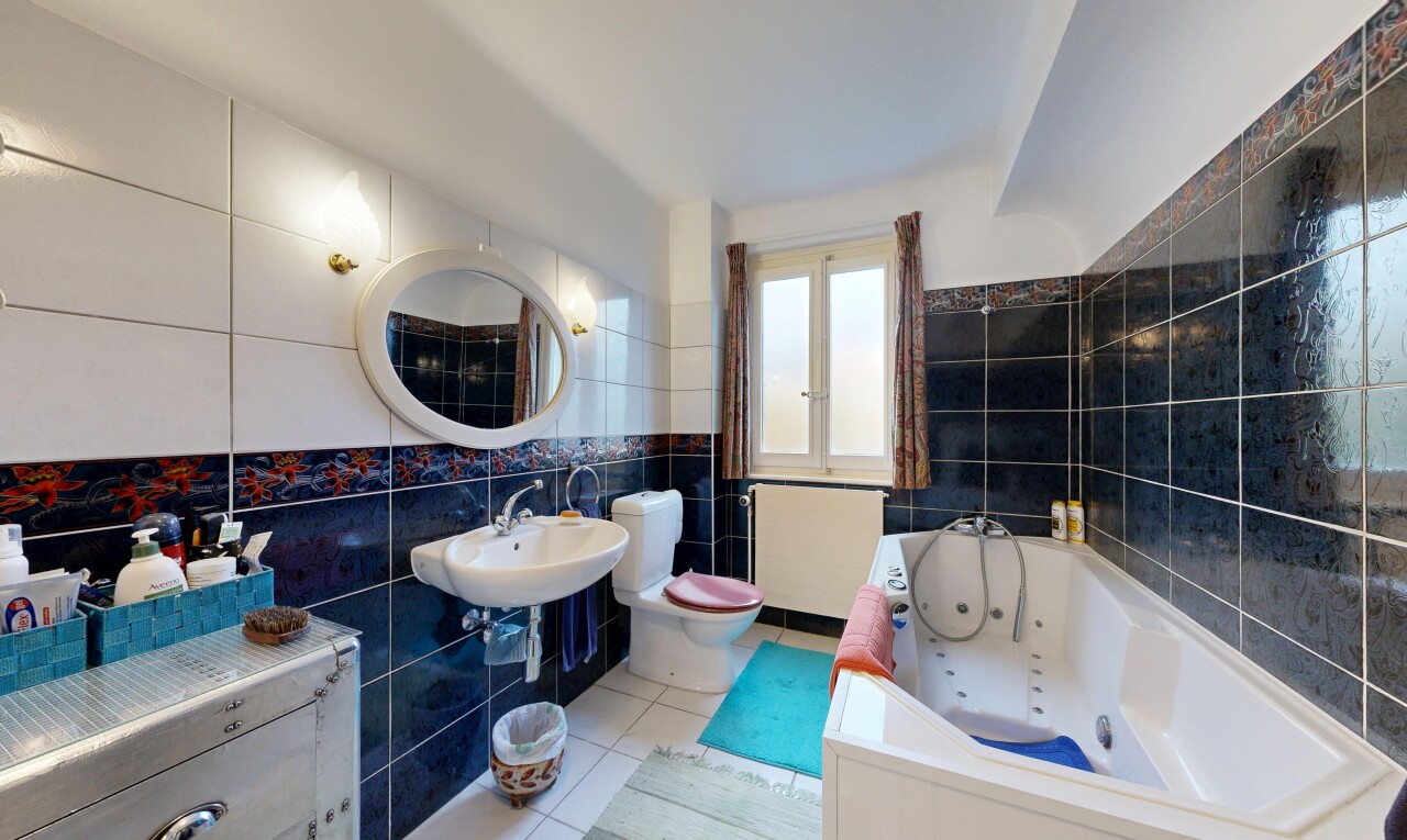 salle de bains avec tile wall, mur en carrelage, miroir, bain, et tile floor