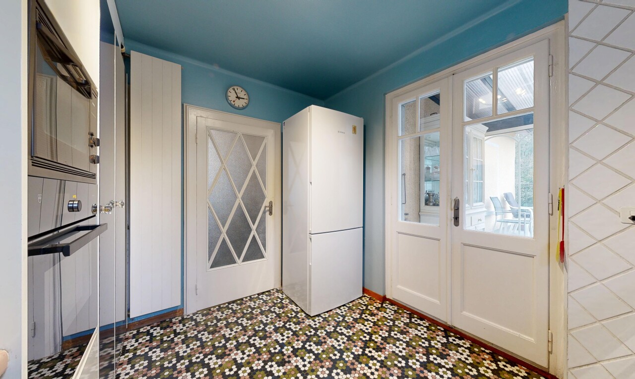 chambre avec réfrigérateur, vinyl floor, sol en vinyle, vinyl tile, et inside property