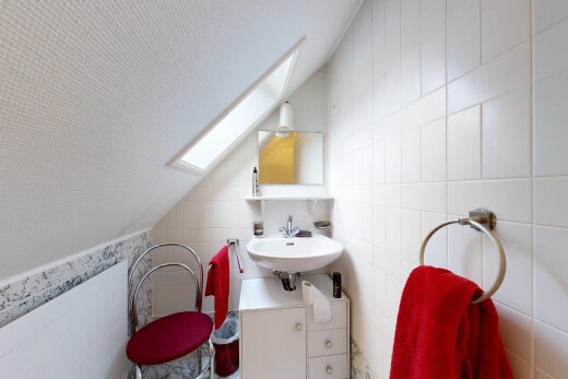 bad mit dachfenster, spiegel, vaulted ceiling, dachschräge, und gäste-wc