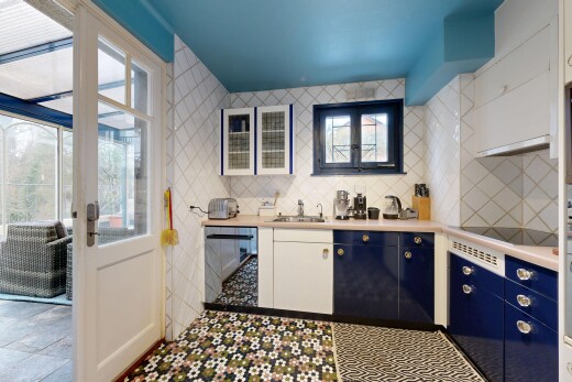 küche mit light countertops, arbeitsplatten, natural light, natürliches licht, und tile wall