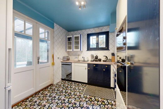 cuisine avec natural light, lumière naturelle, light countertops, plans de travail, et tile wall