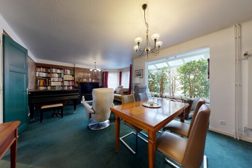 esszimmer mit bemerkenswerter kronleuchter, carpet, teppich, inside property, und natural light