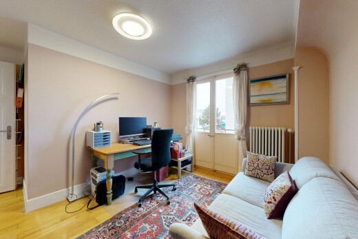 büro mit drywall, gipskartonwand, bürobereich, kühler, und wood finish floor