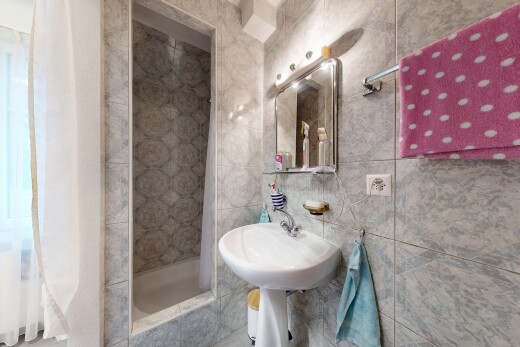 bad mit dusche, komplettes badezimmer, spiegel, tile wall, und fliesenwand