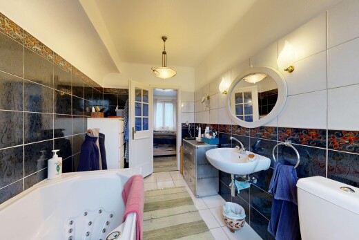 bad mit tile wall, fliesenwand, komplettes badezimmer, tile floor, und fliesenboden