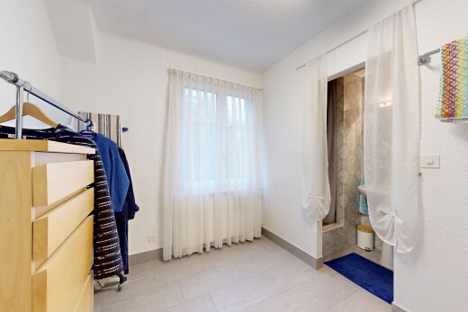 zimmer / schlafzimmer mit tile floor, fliesenboden, inside property, baseboards wall, und sockelleisten