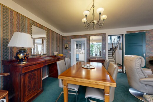 esszimmer mit inside property, treppen, wallpaper wall, tapetenwand, und bemerkenswerter kronleuchter