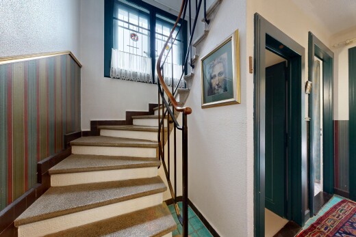 treppe mit treppen, natural light, natürliches licht, baseboards wall, und sockelleisten
