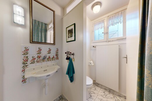 bad mit spiegel, toilette, gäste-wc, inside property, und light floor