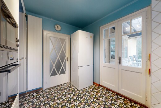 zimmer / schlafzimmer mit kühlschrank, vinyl floor, vinylboden, vinyl tile, und inside property