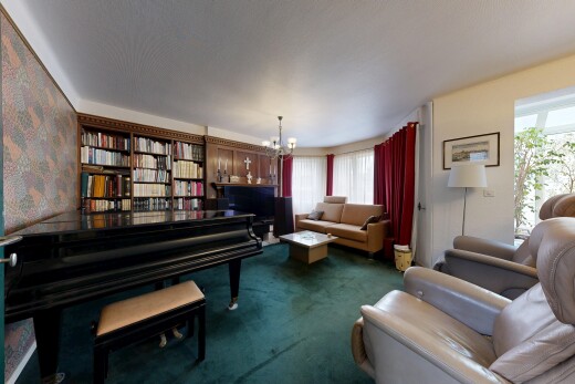 wohnzimmer mit inside property, carpet, teppich, natural light, und natürliches licht