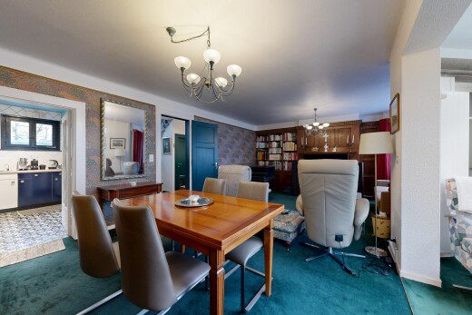 esszimmer mit wallpaper wall, tapetenwand, bemerkenswerter kronleuchter, carpet, und teppich