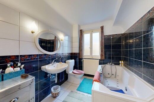 bad mit tile wall, fliesenwand, spiegel, bad, und tile floor