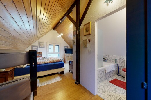 zimmer / schlafzimmer mit wood finish floor, holzfußboden, vaulted ceiling, dachschräge, und wood ceiling