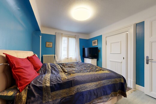 zimmer / schlafzimmer mit drywall, gipskartonwand, inside property, natural light, und natürliches licht