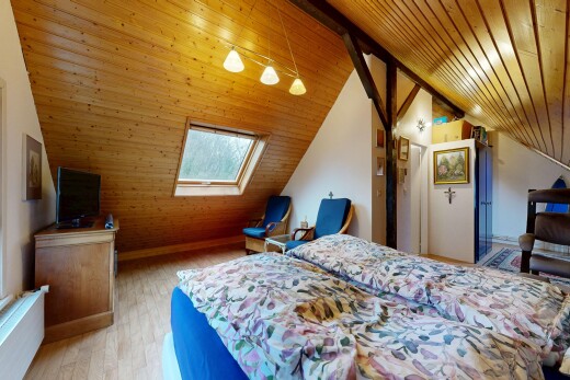 zimmer / schlafzimmer mit wood ceiling, holzdecke, inside property, zusätzliches zimmer, und fernseher