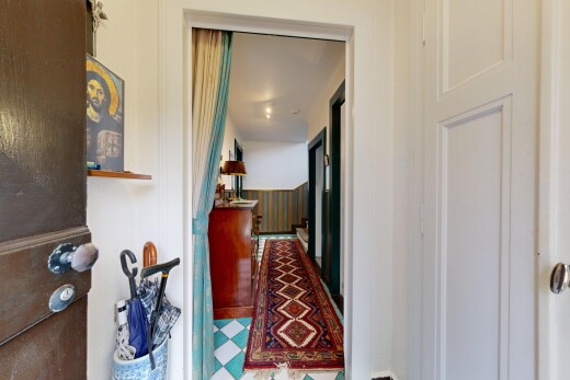 halle / korridor mit drywall, gipskartonwand, vinyl floor, vinylboden, und wainscot wall