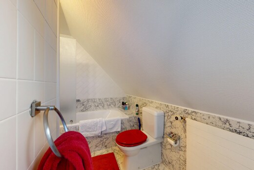 bad mit komplettes badezimmer, tile wall, fliesenwand, bad, und inside property