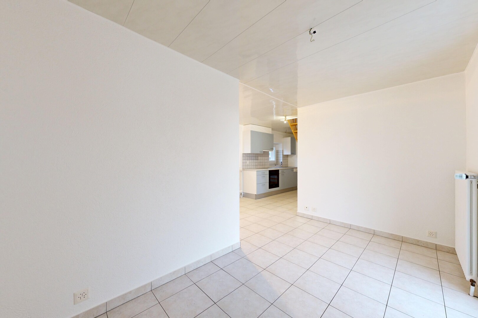 pièce vide avec cloison sèche, drywall, inside property, sol en carrelage, et tile floor
