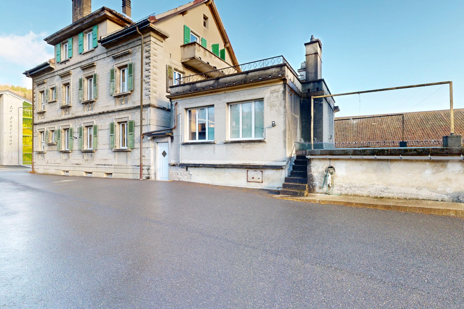 façade avec cheminée et day time
