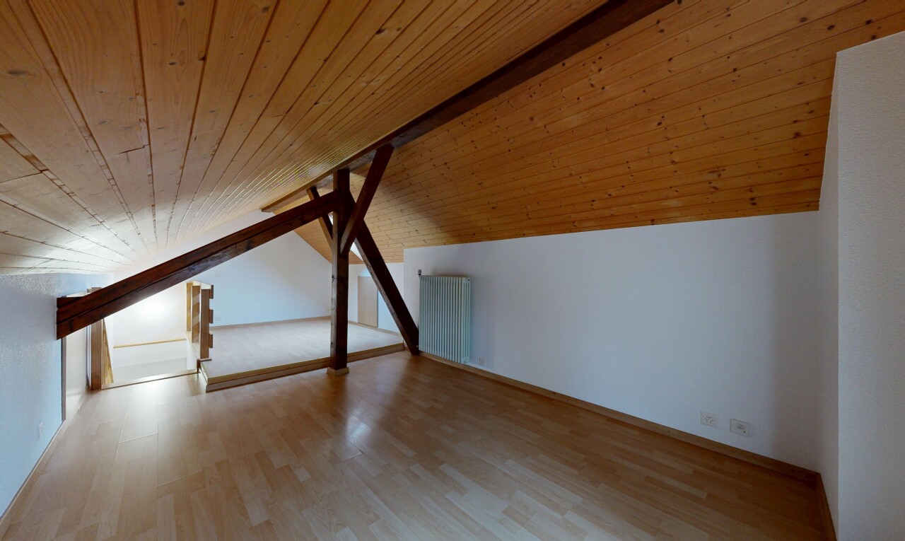pièce vide avec inside property, plafond en bois, wood ceiling, sol en finition bois, et wood finish floor