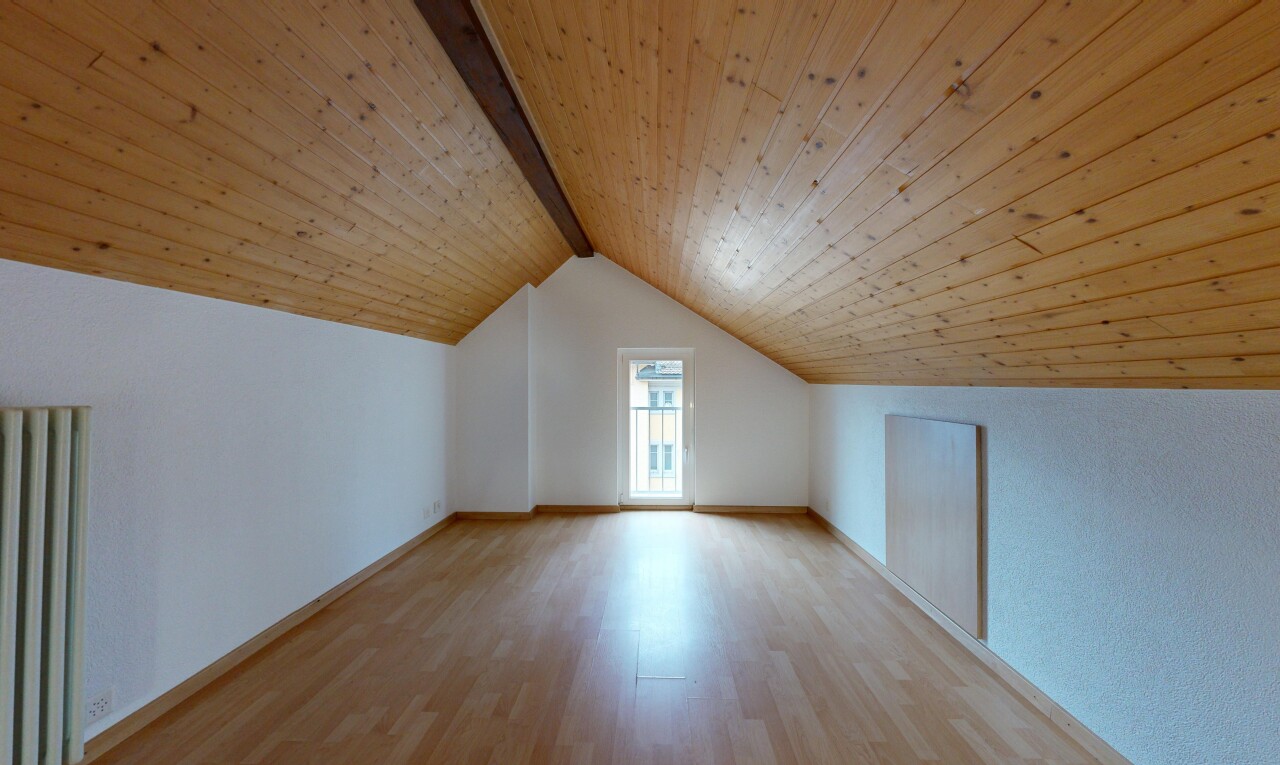 pièce vide avec plafond en bois, wood ceiling, plafond cathédrale, cathedral ceiling, et inside property