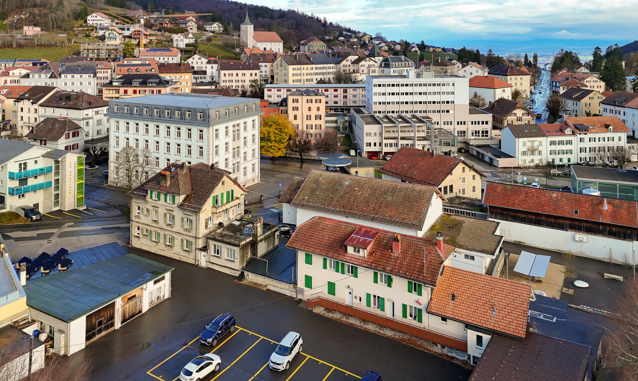 extérieur du bâtiment avec parking et day time