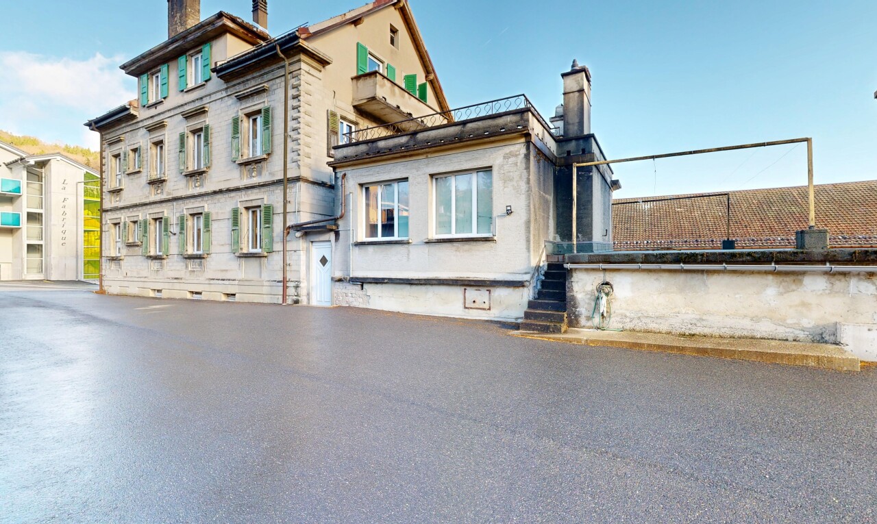 façade avec cheminée et day time