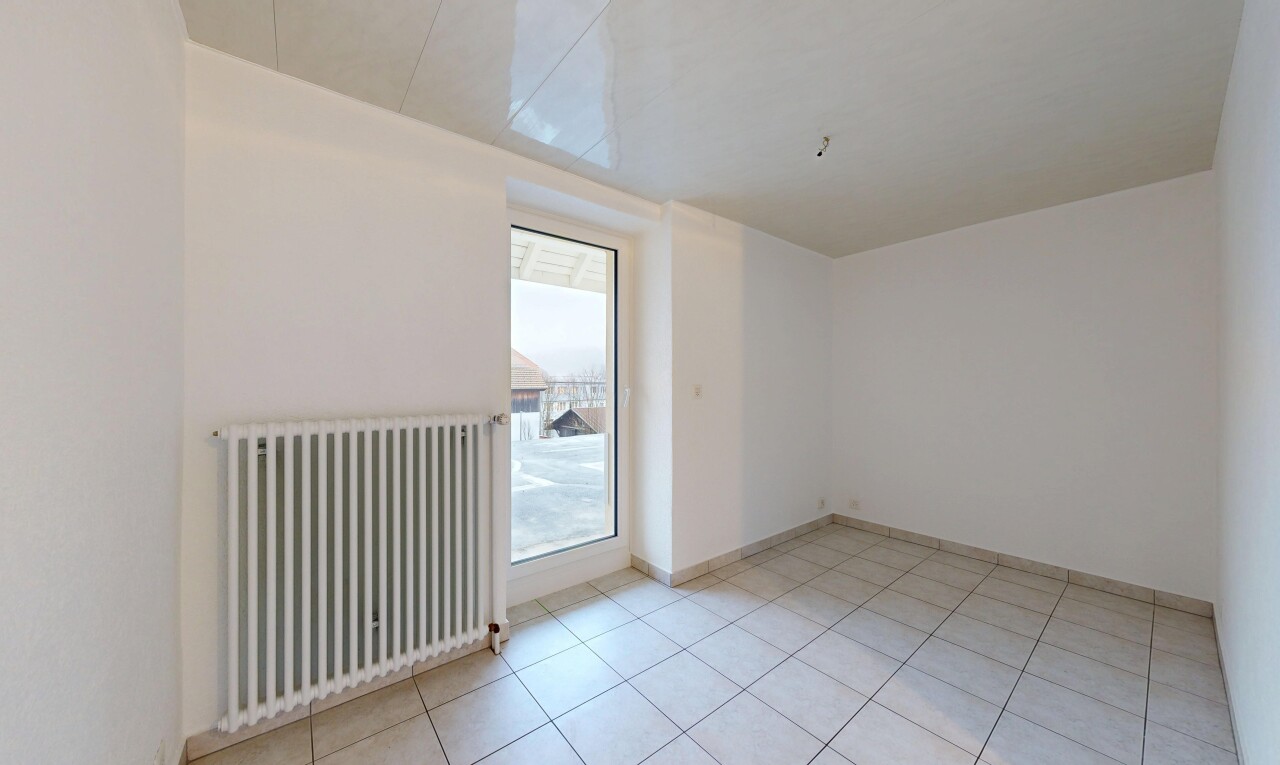 pièce vide avec radiateur, lumière naturelle, natural light, cloison sèche, et drywall