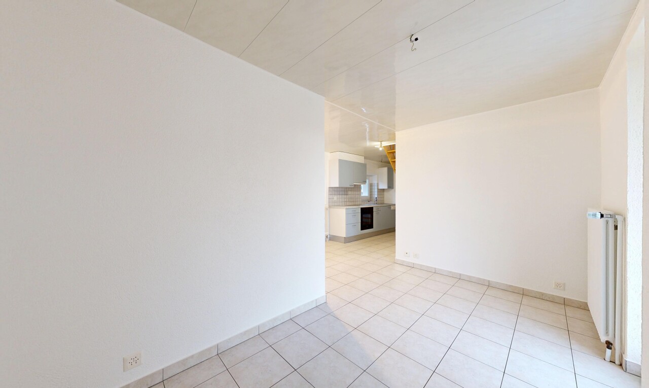 pièce vide avec cloison sèche, drywall, inside property, sol en carrelage, et tile floor