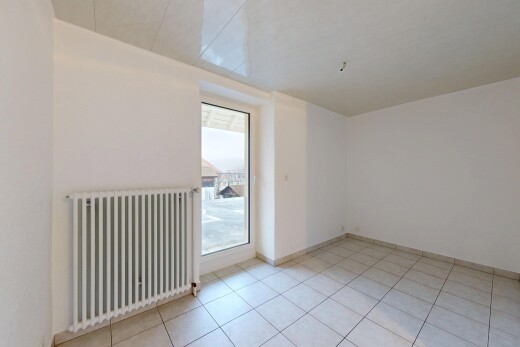 pièce vide avec radiateur, lumière naturelle, natural light, cloison sèche, et drywall