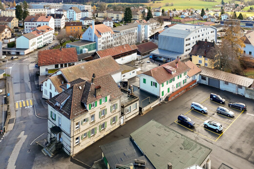 extérieur du bâtiment avec parking et aerial view