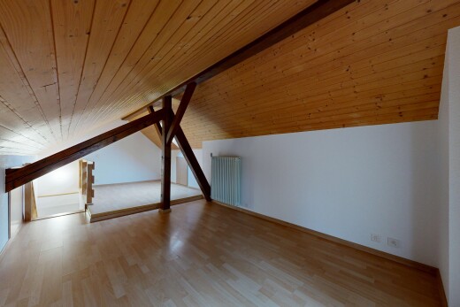 pièce vide avec inside property, plafond en bois, wood ceiling, sol en finition bois, et wood finish floor