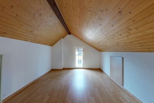 pièce vide avec plafond en bois, wood ceiling, plafond cathédrale, cathedral ceiling, et inside property