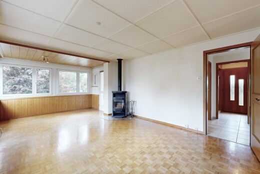 leerer raum mit holzofen, natürliches licht, natural light, inside property, und parquet floor