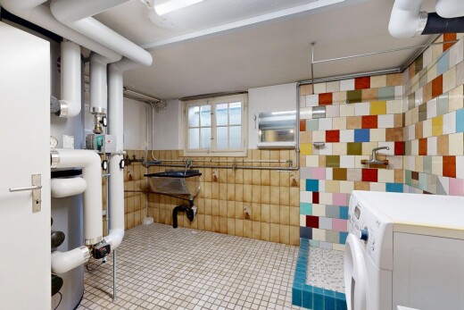 salle de bains avec lave-linge et sèche-linge, inside property, lumière naturelle, natural light, et mur en carrelage