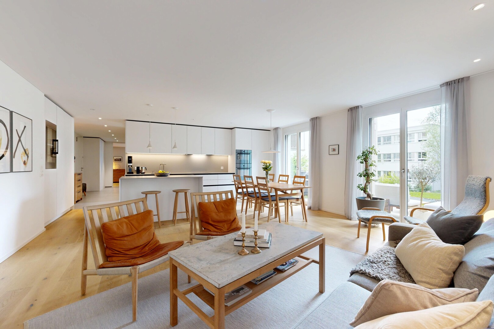 wohn- / esszimmer mit drywall, gipskartonwand, inside property, light floor, und natural light