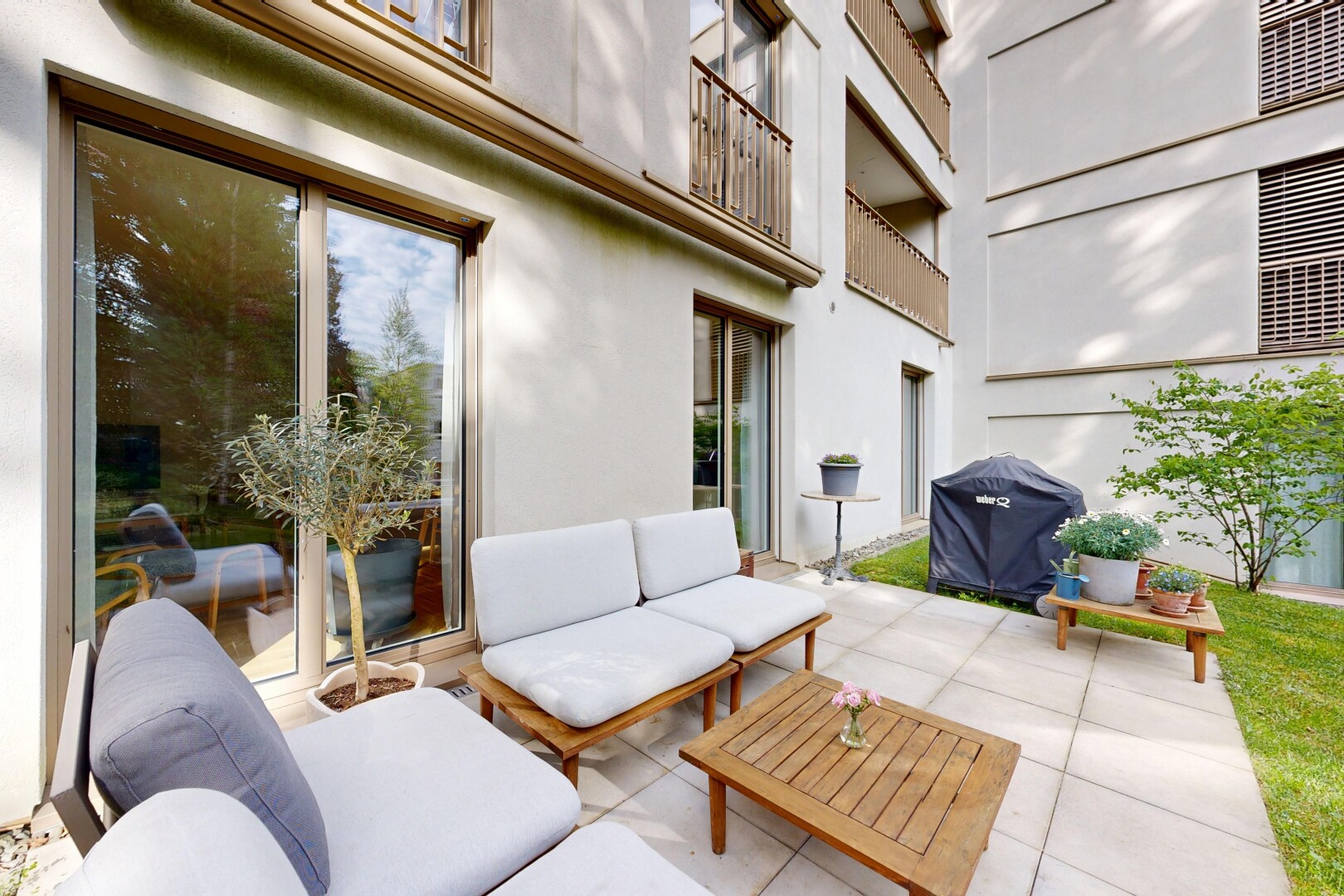 terrasse mit grill, wohnraum im freien, balkon, terrasse, und property visible
