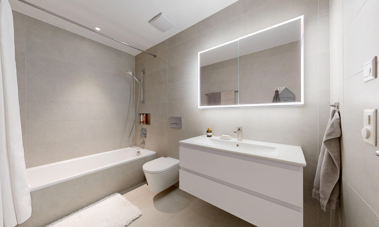 bad mit komplettes badezimmer, spiegel, tile wall, fliesenwand, und schminktisch