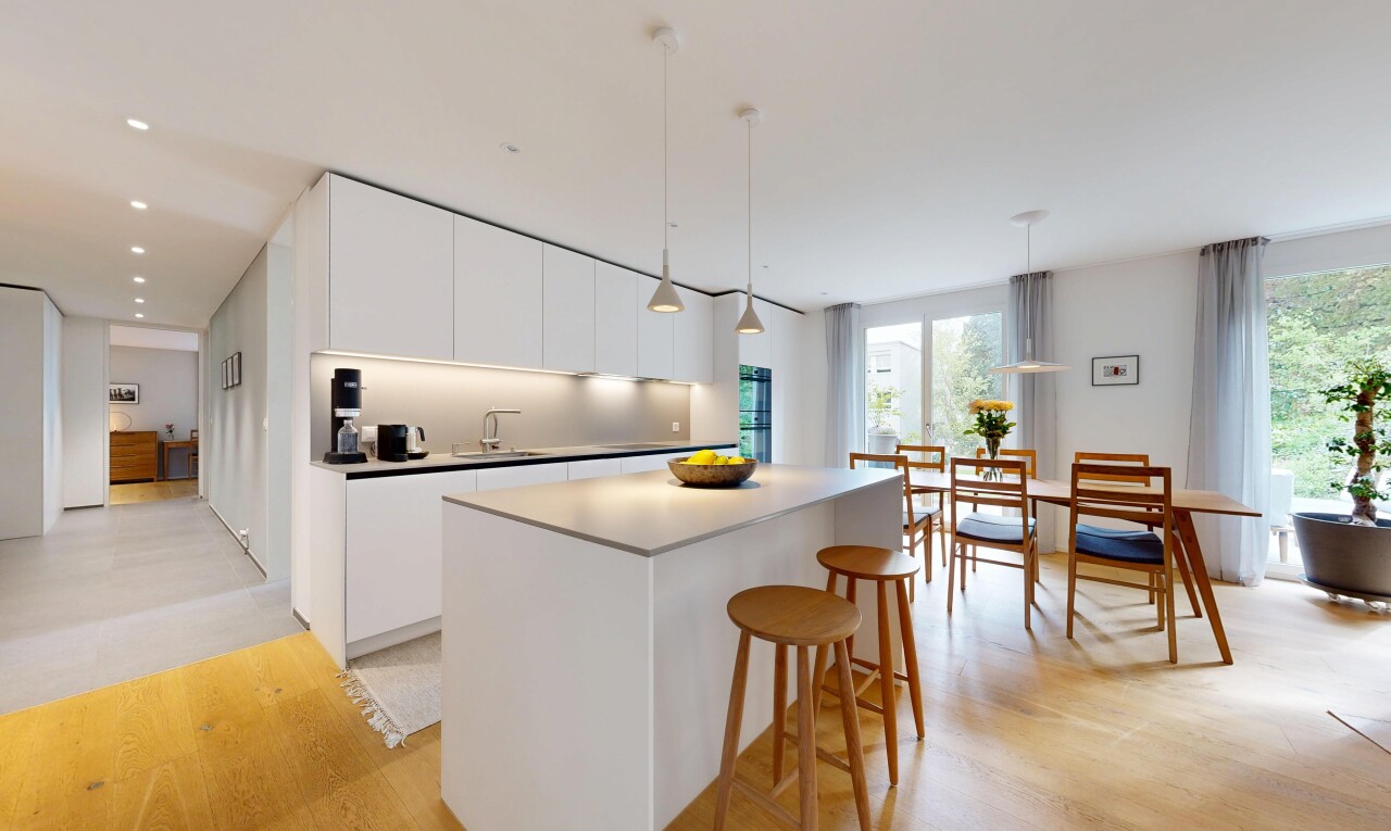 küche mit wood finish floor, holzfußboden, kücheninsel, kitchen island, und weiße schränke