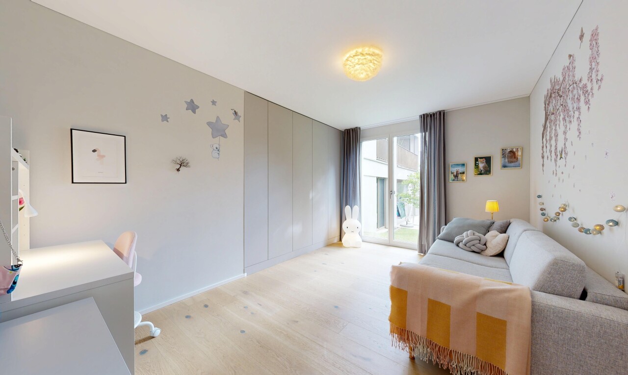 wohnzimmer mit drywall, gipskartonwand, inside property, wood finish floor, und holzfußboden