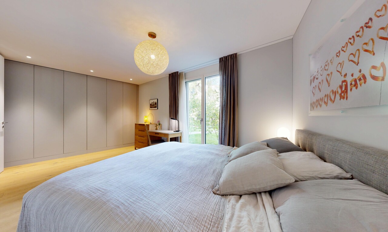 zimmer / schlafzimmer mit außenzugang, inside property, natürliches licht, natural light, und light floor