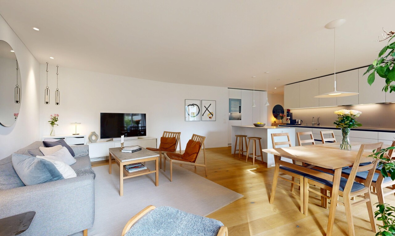 wohn- / esszimmer mit light floor, wood finish floor, holzfußboden, inside property, und drywall