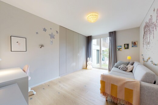 salon avec drywall, cloison sèche, inside property, wood finish floor, et sol en finition bois